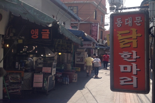 닭한마리골목에는 예닐곱 곳의 닭한마리요리집이 있다.