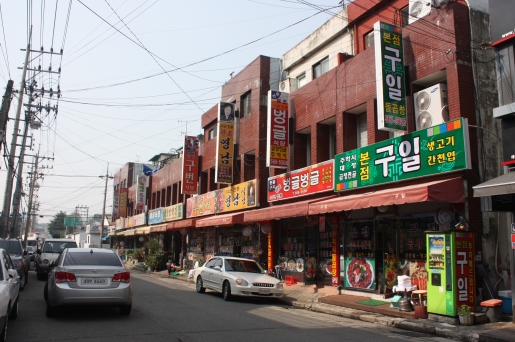 중리동 곱창골목에는 30여 곳이 넘는 곱창잡들이 있다. 