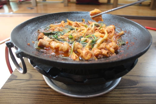 고소하게 씹히는 맛이 일품인 곱창전골