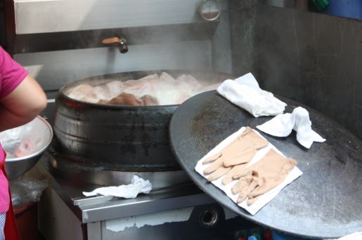 집집마다 가마솥에서 푹 우려낸 육수의 돼지국밥맛을 자랑한다. 