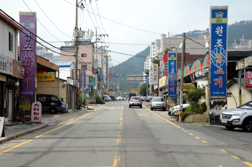 언양불고기거리에는 30여 곳의 언양불고기 전문점이 있다. 