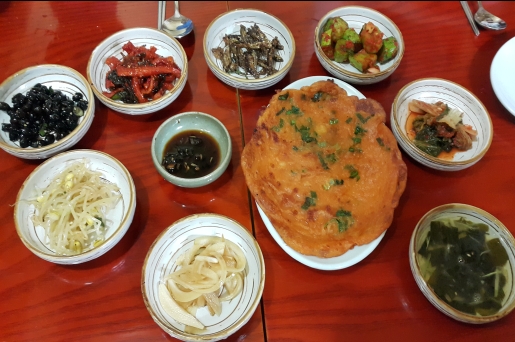 기본 반찬도 소박하지만 정성이 느껴지는 맛이다. 