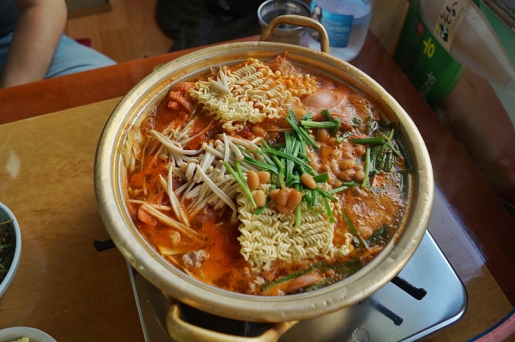 부대찌개는 김치와 육수의 양에 따라 맛이 달라지므로 입맛에 따라 조절해 먹는다. 