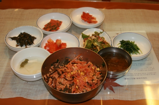 열두가지의 산채나물과 고추장을 넣어 맛깔나게 비빈 산채비빔밥