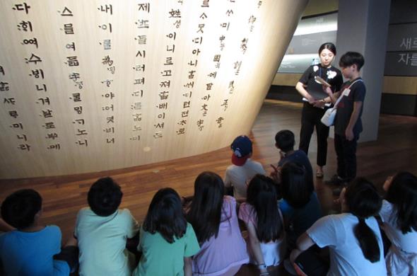 한글 교육에 집중하는 아이들