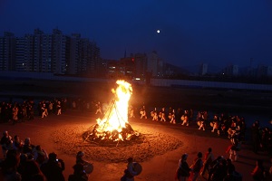 보름달이 휘영청, 정월의 밤을 밝히네