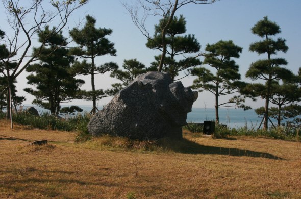 햇볕이 너무 따갑다면 나무 그늘 아래 쉬는 것도 좋겠다. 