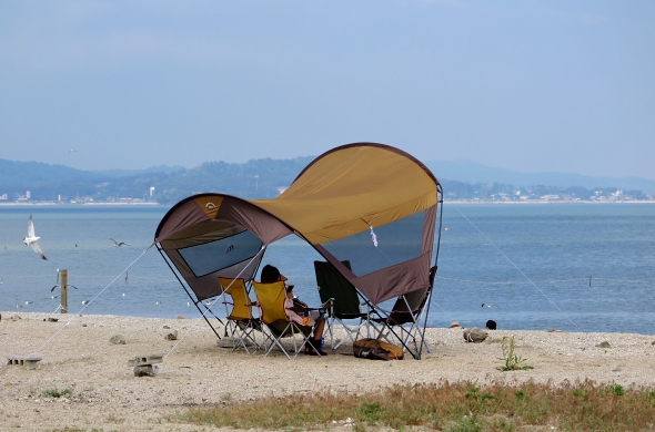 제부도의 바닷가에서 휴식을 즐기는 모습.