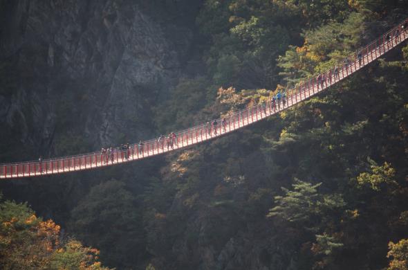 감악산의 정취와 출렁다리의 스릴을 동시에!