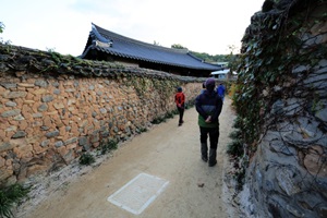 옛 담장 따라 딛는 걸음, 남사예담촌,경상남도 산청군